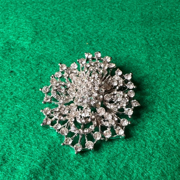 Vintage Rhinestone Filigree Snowflake Brooch Silver Tone Bridal Pin - Picture 3 of 6